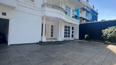 Rumah Nyaman untuk Disewakan di Senopati, Jakarta Selatan, Harga 600 Juta /tahun
