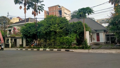 Disewa rumah atau ruko cocok utk usaha luas 11002 parkiran luas di menteng