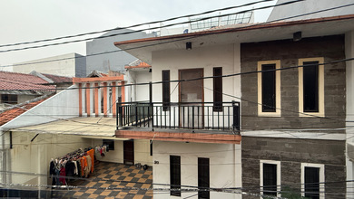 Kesempatan Rumah di Tanjung Duren, Jakarta Barat, LB 120m², Harga 2,5 Miliar