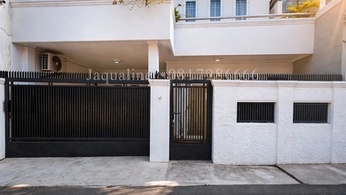 Rumah Elegan di Kemanggisan, Jakarta Barat, 5 KT, LT 170m²