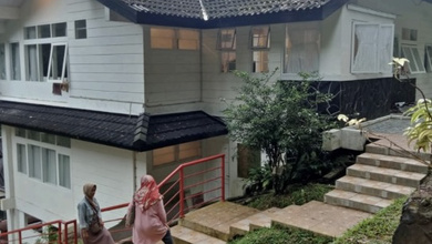 Villa dengan Aliran Air Sungai Jernih Mega Mendung Bogor