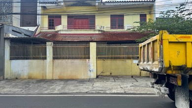 Kesempatan Eksklusif, rumah Prestisius di Tanjung Duren, Jakarta Barat, LB 500m²