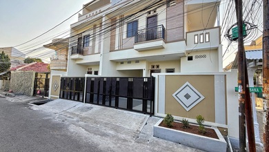 Rumah Prestisius di Kawasan Tanjung Duren, Jakarta Barat, LB 192m², Harga 3,1 Miliar