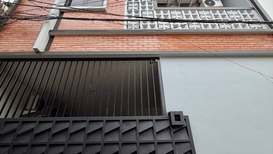 Rumah Kost Baru 4.5Lt Strategis 5Mnt Berjalan Kaki ke Untar dan Citraland Tanjung Duren Jakarta Barat