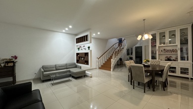 Penawaran Langka, rumah Mewah di Intercon, Jakarta Barat, LB 200m²