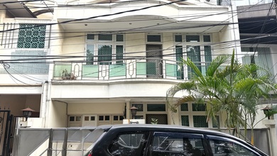 Rumah Prestisius di Kawasan Green Ville, Jakarta Barat, LB 224m², Harga 3,3 Miliar