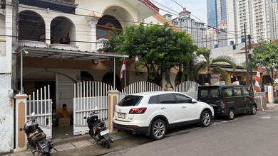 Hunian Elegan di Tanjung Duren, Jakarta Barat, 4 KT, LT 288m²