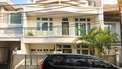 Rumah Elegan di Green Ville, Jakarta Barat, 6 Kamar Tidur, LT 144m²