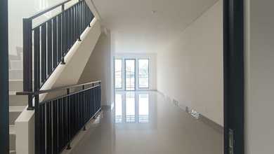 Disewakan Ruko The Hudson 3 Lantai, Double Facade, Hadap Jalan Raya 2 Arah