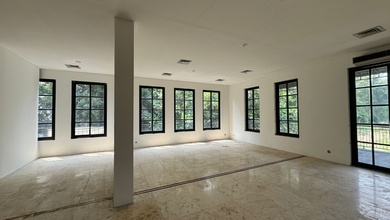Dijual gedung 3 lantai + rooftop + lift di kemang luas tanah 350 m2 SHM