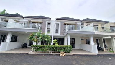 Penawaran Langka, rumah Mewah di Sektor 9-Bintaro, Tangerang Selatan, LB 220m²