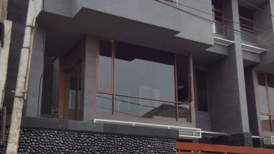 Rumah Mewah di Pejaten, Jakarta Selatan, 3 KT, LT 258m²