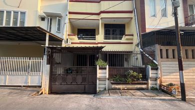 Rumah Dijual di Jelambar, Jakarta Barat, LB 150m², Harga Terbaik!