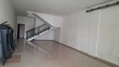 Sewa Ruko Luas Pinggir Jalan Raya Jatinegara Strategis