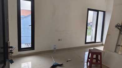 Kesempatan Rumah di Gununganyar, Surabaya, LB 140m², Harga 890 Juta
