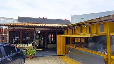 Bangunan Pinggir Jalan Raya Kontainer 40 Feet Dekat Avani