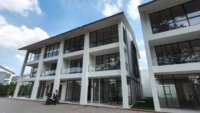 Ruko 3 lantai hadap jalan raya siap pakai parkir luas