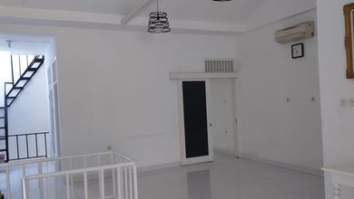 Disewakan RUMAH SEKALIGUS TEMPAT USAHA RAPI  2 lantai di Summagung, Kelapa Gading