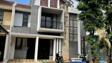 Kesempatan Rumah di Cibubur, Jakarta Timur, LB 240m², Harga 2,3 Miliar