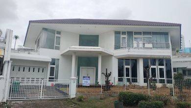 Rumah modern dengan Luas 1150 m2 Daerah Pantai Mutiara, Jakarta Utara