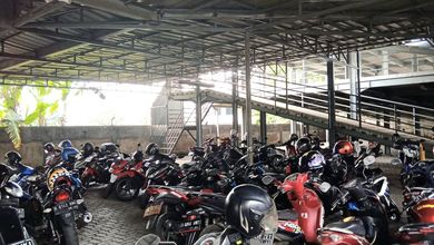 Gedung Parkir & Lap Futsal di Samping Stasiun Kereta Sudimara - Berijin Resmi - Masih Aktif Beroperasi