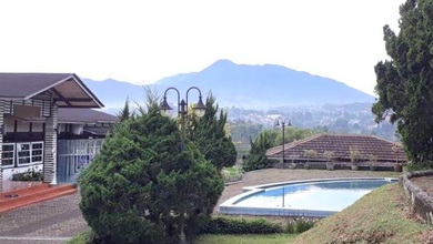 Dijual Villa Di Mega Mendung Puncak- Villa Sangat Terawat - Tanah Berkontur View Pegunungan With Pool - Shm On Hand