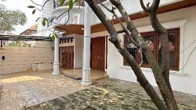 Rumah Elegan di Pejaten, Jakarta Selatan, 5 Kamar Tidur, LT 308m²