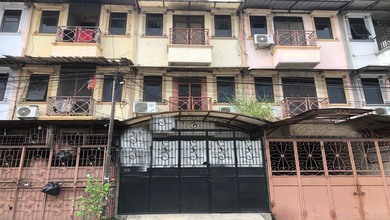 Kesempatan Rumah di Jelambar, Jakarta Barat, LB 200m², Harga 1,9 Miliar