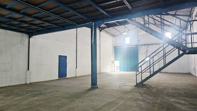 Pergudangan Daan Mogot, Murah, Rapi, 2 Lantai, 540 M2, Ada Office, Masuk Container 40 Ft