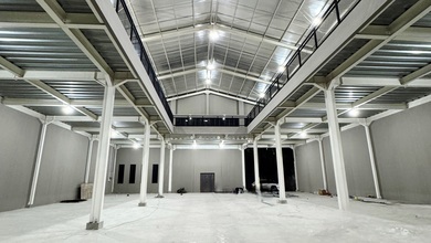 Gudang Kapuk Kamal Raya, Kawasan Industri, Murah, 1820 M2, Full Renov Modern Rapi, Office Mess, Parkiran Luas, Container Ft