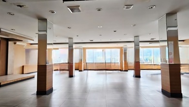 Ruko Gandeng Kebon Jeruk, 3 Unit, 600 M2, Murah, Lokasi Premium, Dekat Tol, Cocok Bank, Showroom, Office, Resto, Cafe.