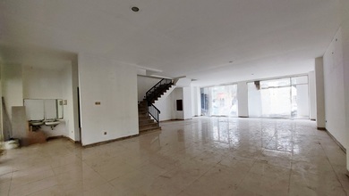 Ruko Gandeng Green Lake, Murah, 320 M2, Plong, Rapi, Lift Barang, Parkir Luas, Dekat Tol, Siap Pakai