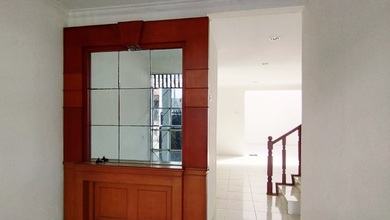 Disewakan Rumah Murah di Permata Buana, Jakarta Barat, LT 180m²