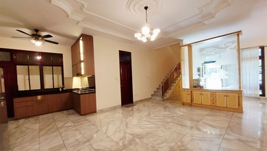 Rumah Sewa Nyaman Lokasi Puri Indah, Jakarta Barat, LB 360m²