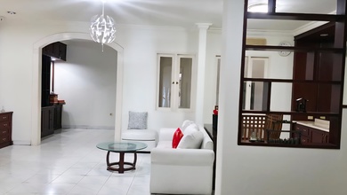 Rumah Sewa Nyaman Lokasi Permata Buana, Jakarta Barat, LB 220m²