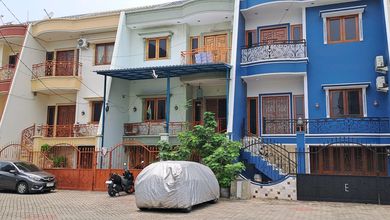 Rumah Dijual di Tanjung Duren, Jakarta Barat, LB 300m², Harga Kompetitif!