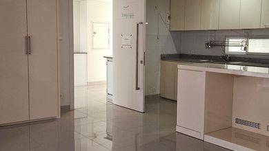 Dijual Segera Apartemen 4BR Semi Furnished Kondisi Bagus Siap Ditempati