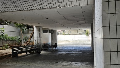 Gedung Gunung Sahari Stratetgis, Dengan Parkiran Luas