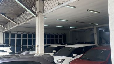 Ex Showroom Lokasi Ramai di Jalan Raya Sultan Agung Bekasi Barat