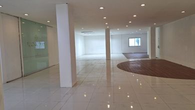 Gedung Tepi Jalan Raya Utama Untuk Segala Usaha di Hayam Wuruk