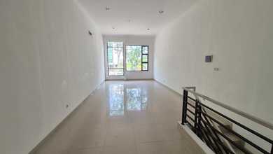 Ruko Modern 3 Lantai Sudah Renovasi dan Terawat Lokasi Hadap Jalan Raya di Boulevard Kelapa Gading cocok untuk Kantor dan Usaha