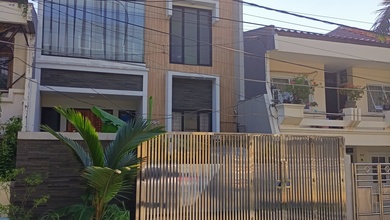 Rumah Mewah di Kawasan Green Ville, Jakarta Barat, LB 381m², Harga 5,5 Miliar