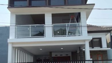 Kesempatan Rumah di Malang Kota, Malang, LB 300m², Harga 2,2 Miliar