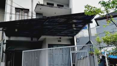 Rumah Mewah di Cibaduyut, Bandung, 4 KT, LT 250m²