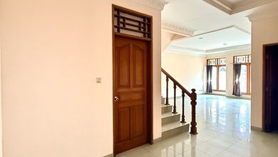 Rumah Elegan di Pulomas, Jakarta Timur, 3 KT, LT 160m²