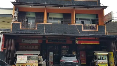 Ruko Klender: 3 Ruko Gandeng, 3 Lantai, LT 219 m2, Jalan Raya, Murah