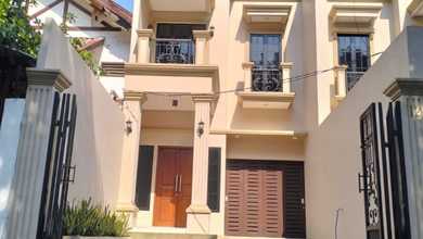 Hunian Elite di Kawasan Kemanggisan, Jakarta Barat, LB 180m², Harga 3,7 Miliar