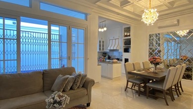 Penawaran Eksklusif, rumah Mewah di Kebon Jeruk, Jakarta Barat, LB 500m²