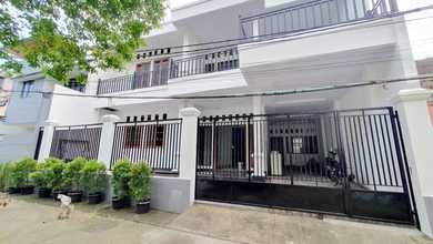 Rumah Mewah di Duren Sawit, Jakarta Timur, 4 KT, LT 175m²
