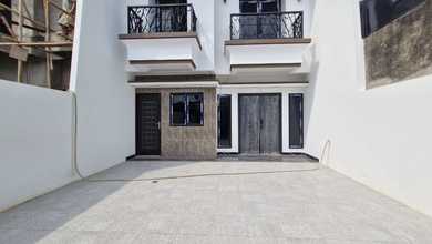 Dijual rumah Eksklusif di Duren Sawit, Jakarta Timur - LT 108m²